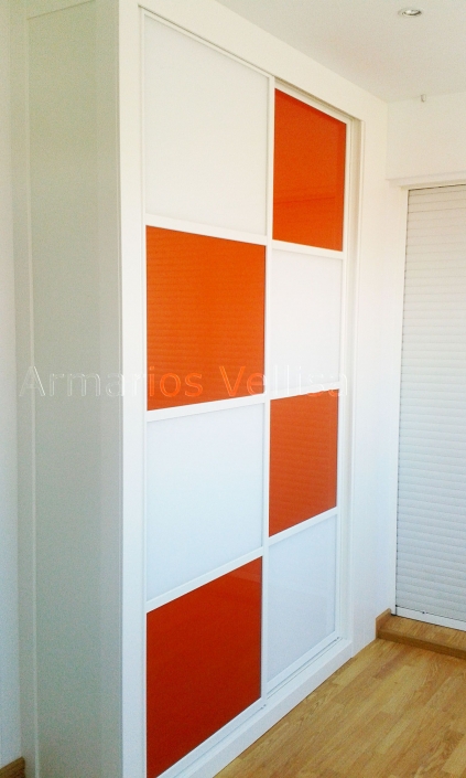 Armario empotrado en terraza. Puertas correderas: 2 Modelo cuadrados, colores combinados: Cristal blanco y cristal naranja. Color base: Blanco melamina.o en terraza 239 X 170 X 62 Puertas correderas: 2 Modelo cuadrados, colores combinados: Cristal blanco y cristal naranja. Color base: Blanco melamina