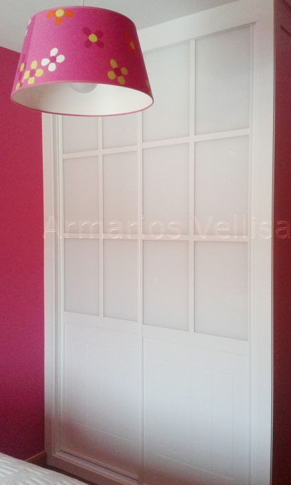 Armario 2 puertas correderas. Modelo: Cuadrantes con cristal blanco. Color base: Blanco, lacado. Paneles: Cristal blanco y DM blanco, lacado