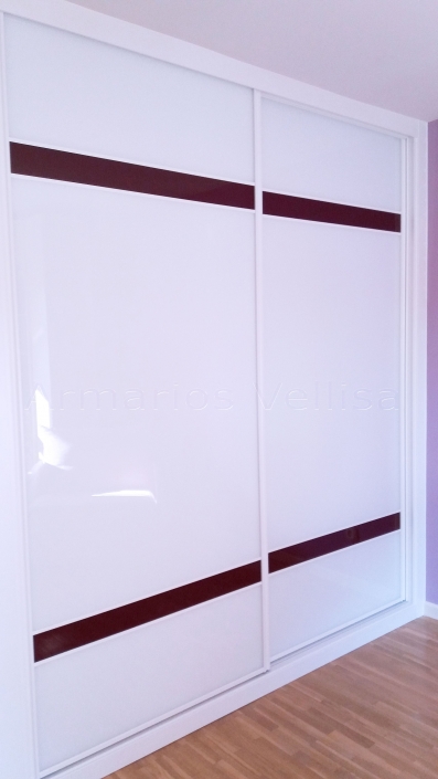 Armario a medida 2 puertas correderas. Modelo dos franjas horizontales de cristal color granate, separadas por junquillos aluminio blanco lacado. y separadas entre ellas 3/5 partes de la vertical, resto cristal blanco. Molduras; blanco melamina